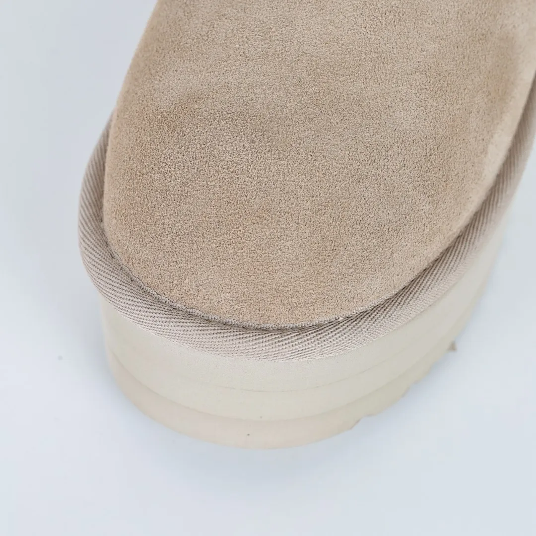 Pick up locally 💰580 Core recommended good price It is a very suitable choice for home furnishings. In the new year, uug launched a series of styles, which are partial to the preferences of young consumers and have also moved to the forefront of fashion trends. Shoe body material: water-repellent coated suede upper, 17 mm UGGPURE™ implantable wool insole, lightweight non-slip and comfortable rubber outsole, with brand LOGO and trademark, with full packaging Size: 35 36 37 38 39 40